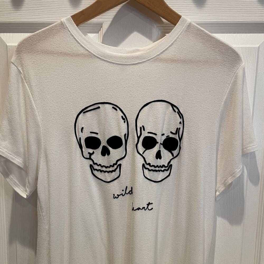 Express WILD HEART Skulls embroidered SKULL T-Shirt Women MEDIUM BLACK SKULLS